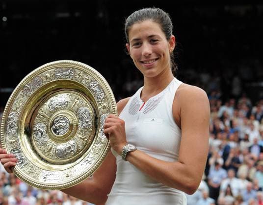 Themen der Woche - SPORT Tennis - 2017 Wimbledon Championships - Week Two, Saturday Day Twelve Ladies Singles, Final match Garbine Muguruza (ESP) vs. Venus Williams (USA) Garbine Muguruza with her Ladies Shield on Centre court COLORSPORT ANDREW COWIE 