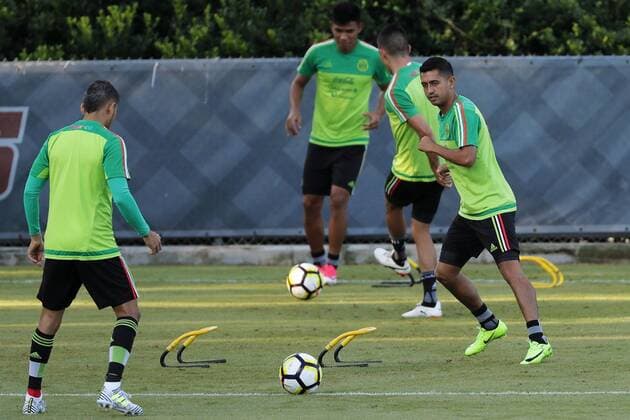 Mexican National soccer team s players Orbelin Pineda (L) and Elias Hernandez (R) during a training of the team held at Trinity University in San Antonio, Texas, USA on 15 July 2017. Mexico will face Curazao in the Golden Cup 2017. MEXICO TRAINING !ACHTUNG: NUR REDAKTIONELLE NUTZUNG!  Copyright: xJosexMendezx JME02 20170715-636357422447464086