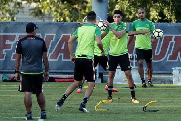 Mexican National soccer team s player Edson Alvarez (2R) during a training of the team held at Trinity University in San Antonio, Texas, USA on 15 July 2017. Mexico will face Curazao in the Golden Cup 2017. MEXICO TRAINING !ACHTUNG: NUR REDAKTIONELLE NUTZUNG!  Copyright: xJosexMendezx JME02 20170715-636357423120924720
