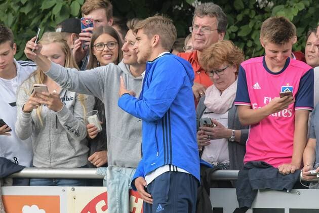 Deutschland,Buchholz in der Nordheide,, Otto Koch Kampfbahn, Fussball, 1. Bundesliga, Saison 2017 2018 , Benefizspiel zugunsten der Familie des verstorbenen HSV Mitarbeiters Timo Kraus , TSV Buchholz 08 Buchholzer FC - Hamburger SV,der neue Torwart Julian Pollersbeck (HSV) macht Selfie mit einem HSV Fan