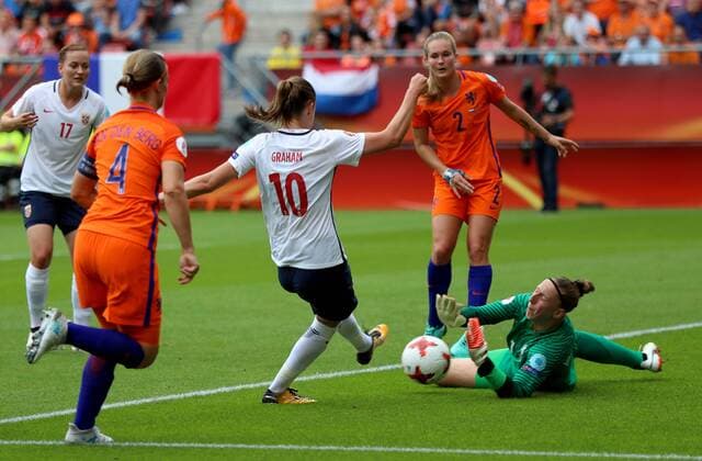 Niederlande, Utrecht, Stadion Galgenwaard, 16.07.2017, Soccer - UEFA Womens EURO - Netherlands - Norway Bild: Caroline Graham Hansen (Norway, 10) m. scheitert an Goalkeeper Sari van Veenendaal (Netherlands, 1) Copyright: HMBxMedia xHeikoxBecker