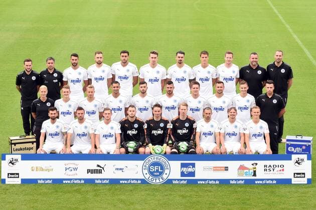 Fußball 3. Liga, Porträttermin 2017 2018, Mannschafsfoto Sportfreunde Lotte am 16.07.2017 im Frimo Stadion in Lotte Obere Reihe von links: Videoanalyst Pascal Koopmann, Cheftrainer Oscar Corrochano, Joshua Putze, Tobias Haitz, Hamadi Al Ghaddioui, Matthias Rahn, Maximilian Rossmann, Jonas Acquistapace, Tim Wendel, Torwarttrainer Bastian Görrissen Goerrissen, Athletiktrainer Chris Löffler Loeffler Mittlere Reihe von links: Physiotherapeutin Melanie Hubert, Nico Neidhart, Maximilian Oesterhelweg, Luka Tankulic, Dennis Brock, Bernd Rosinger, Michael Hohnstedt, Alexander Langlitz, Moritz Heyer, Betreuer Can Özalp Oezalp Untere Reihe von links: Kevin Pires-Rodrigues, Jaroslaw Lindner, Andre Dej, Yannick Zummack, Benedikt Fernandez, David Buchholz, Tim Gorschlüter Gorschlueter, Kevin Freiberger, Marco Hober MT