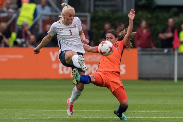 (L-R) Maria Thorisdottir of Norway women, Danielle van de Donk of Holland Women during the UEFA WEURO 2017 Group A group stage match between The Netherlands and Norway at the Galgenwaard Stadium on July 16, 2017 in Utrecht, The Netherlands Women: The Netherlands v Norway UEFA WEURO 2017 2017 2018 xVIxVIxImagesx xGerritxvanxKeulenxIVx 8238539