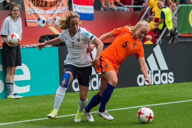 (L-R) Ingrid Schjelderup of Norway women, Kika van Es of Holland Women during the UEFA WEURO 2017 Group A group stage match between The Netherlands and Norway at the Galgenwaard Stadium on July 16, 2017 in Utrecht, The Netherlands Women: The Netherlands v Norway UEFA WEURO 2017 2017 2018 xVIxVIxImagesx xGerritxvanxKeulenxIVx 8238543