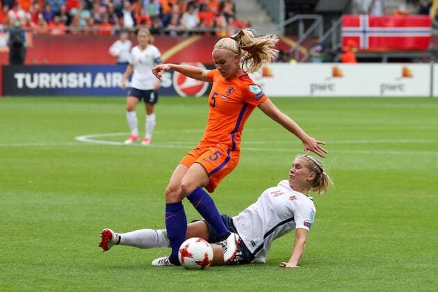 v.li.: Kika van Es (Holland, 5), Ada Hegerberg (Norwegen, 14), Zweikampf, Duell, duel, tackle, tackling, Dynamik, Action, Aktion, Fussball, UEFA Women s EURO 2017, Niederlande - Norwegen, xozx