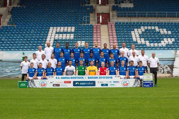 16.07.2017 - Teamfoto und Einzelfotos FC Hansa Rostock Saison 2017 2018 - Hintere Reihe v.l. Dr. Holger Strubelt (Rostock), Physiotherapeut Tobias Hamann, Soufian Benyamina (Rostock), Mike Owusu (Rostock), Tommy Grupe (Rostock), Oliver Huesing Huesing (Rostock), Tim Vaeyrynen Vaeyrynen (Rostock), Joshua Nadeau (Rostock), Menelik Chaka Ngu Ewodo (Rostock), Torwart Trainer Stefan Karow (Rostock), Athletik-Trainer Bjoern Bjoern Bornholdt (Rostock) Mittlere Reihe von links: Aerztin Aerztin Christine Kuehn Kuehn, Physiotherapeut Jakob Kuehn Kuehn, Physiotherapeut Frank Scheller (Rostock), Zeugwart Andreas Thiem (Rostock), Marcel Ziemer (Rostock), Amaury Bischoff (Rostock), Julian Riedel (Rostock), Jeff Denis Fehr (Rostock), Mounir Bouziane (Rostock), Vladimir Rankovic (Rostock), Johannes Berger (Rostock), Dr. Frank Bartel (Rostock), Co Trainer Uwe Ehlers (Rostock), Trainer Pavel Dotchev (Rostock) vordere Reihe v.l. Jakob Gesien (Rostock), Christopher Quiring (Rostock), Stefan Wannenwetsch (Rostock), Fabian Holthaus (Rostock), Torwart Kai Eisele (Rostock), Torwart Luis Zwick (Rostock), Torwart Eric Gruendemann Gruendemann (Rostock), Torwart Philipp Puls (Rostock), Willi Evseev (Rostock), Bryan Henning (Rostock) Harry Foell Foell (Rostock) , Lukas Scherff (Rostock) Rostock Copyright: xBuenning Eibner-Pressefotox EP_ABG