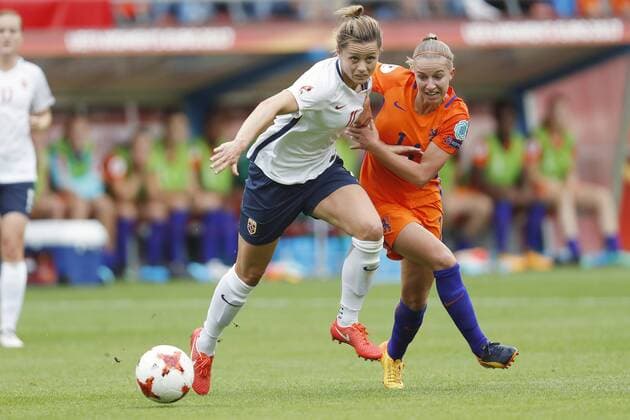 Fußball, Frauen EM, Niederlande - Norwegen (L-R) Nora Berge of Norway women, Jackie Groenen of Holland Women during the UEFA WEURO 2017 Group A group stage match between The Netherlands and Norway at the Galgenwaard Stadium on July 16, 2017 in Utrecht, The Netherlands Women: The Netherlands v Norway UEFA WEURO 2017 2017 2018 xVIxVIxImagesx xMauricexvanxSteenxIVx 8239437