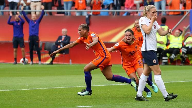 Fußball, Frauen EM, Niederlande - Norwegen v.li.: Torschützin Shanice van de Sanden (Holland, 7), Danielle van de Donk (Holland, 10), Lieke Martens (Holland, 11), jubeln über das Tor zum 1:0, Jubel, Torjubel, Torerfolg, celebrate the goal, goal, celebration, Jubel ueber das Tor, optimistisch, Action, Aktion, Fussball, UEFA Women s EURO 2017, Niederlande - Norwegen, xozx