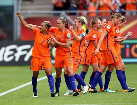 Fußball, Frauen EM, Niederlande - Norwegen Niederlande, Utrecht, Stadion Galgenwaard, 16.07.2017, Soccer - UEFA Womens EURO - Netherlands - Norway Bild: Freut sich über Ihren Treffer zum 1:0, v. lk. Torschütze Shanice Van de Sanden (Netherlands, 7), Lieke Martens (Netherlands, 11), Mandy Van Den Berg (Netherlands, 4) Copyright: HMBxMedia xHeikoxBecker