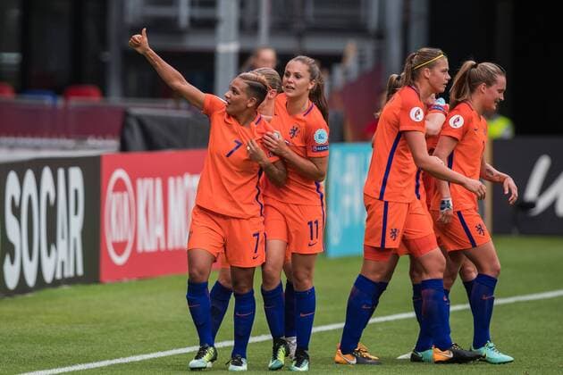 Fußball, Frauen EM, Niederlande - Norwegen Shanice van de Sanden of Holland Women celebrate her goal with the King and Queen during the UEFA WEURO 2017 Group A group stage match between The Netherlands and Norway at the Galgenwaard Stadium on July 16, 2017 in Utrecht, The Netherlands Women: The Netherlands v Norway UEFA WEURO 2017 2017 2018 xVIxVIxImagesx xGerritxvanxKeulenxIVx 8239734