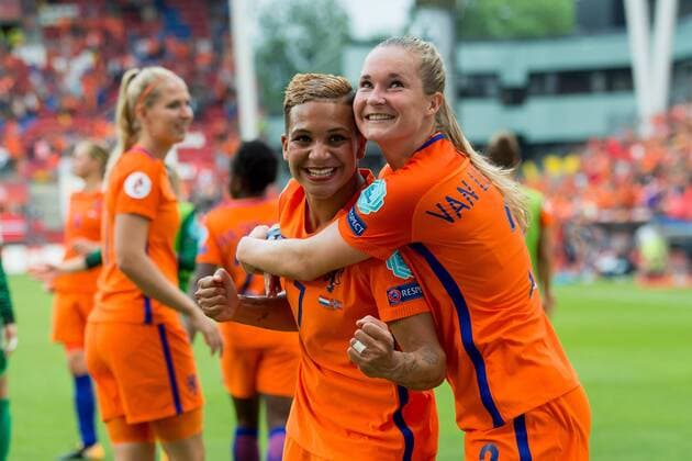 Utrecht, Netherlands 16.07.2017, UEFA Frauen-EM, 2017, women s Euro 2017, Gruppe A, Niederlande - Norwegen, Shanice van de Sanden (NED) und Desiree van Lunteren (NED) jubeln nach dem 1:0 sieg ( DeFodi001