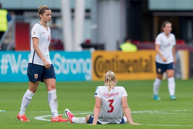 Utrecht, Netherlands 16.07.2017, UEFA Frauen-EM, 2017, women s Euro 2017, Gruppe A, Niederlande - Norwegen, Nora Holstad Berge (NOR) und Stephanie van der Gragt (NED) nach der 1:0 niederlage ( DeFodi001