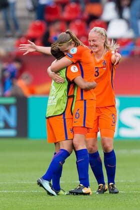 Utrecht, Netherlands 16.07.2017, UEFA Frauen-EM, 2017, women s Euro 2017, Gruppe A, Niederlande - Norwegen, Shanice van de Sanden (NED), Anouk Dekker (NED) und Stephanie van der Gragt (NED) jubeln nach dem 1:0 sieg ( DeFodi001