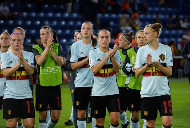 Belgium s Jana Coryn, Belgium s Janice Cayman and Belgium s Yana Daniels and others thank the fans after a soccer game between Belgian national women s soccer team Red Flames and Denmark, the first game in group A in the group stage of the Women s European Championship EM Europameisterschaft 2017 in the Netherlands, Sunday 16 July 2017 in Rheden, The Netherlands. DAVIDxCATRY  x05132836x