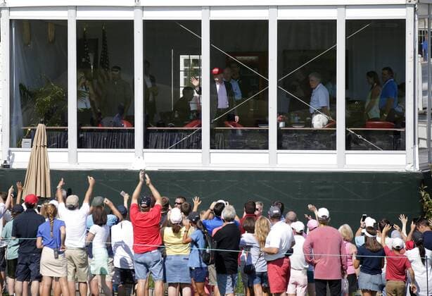 United States President Donald Trump waves at fans from his viewing booth at Trump National Golf Club for the final round of the LPGA Golf Damen U.S. Women s Open Championship in Bedminster, NJ on July 14, 2017.  NYP20170716105 JOHNxANGELILLO