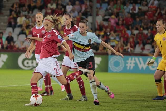 DOETINCHEM, THE NETHERLANDS - JULY 16 : Line Roddik defender of Denmark and Heleen Jacques defender of Belgium during the UEFA Women s EURO 2017 Group Stage match in Group A between Denmark and Belgium at stadium De Vijverberg on July 16, 2017 in Doetinchem The Netherlands, 16 07 17 FOOTBALL : UEFA EURO 2017 Dames - Group A - Danemark vs Belgique - 16 07 2017 PHOTONEWS PANORAMIC 