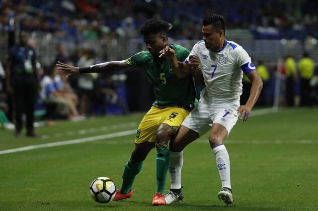 Fußball, Gold Cup, Jamaica - El Salvador Alvas Powell (L) of Jamaica vies for the ball with Darwin Ceren (R) of El Salvador during a Gold Cup match between Jamaica and El Salvador held at Alamodome Stadium in San Antonio, Texas, USA, 16 July 2017. EFE Jose Mendez JAMAICA VS. EL SALVADOR !ACHTUNG: NUR REDAKTIONELLE NUTZUNG!  Copyright: xJOSExMENDEZx JME01 20170717-636358497877967306