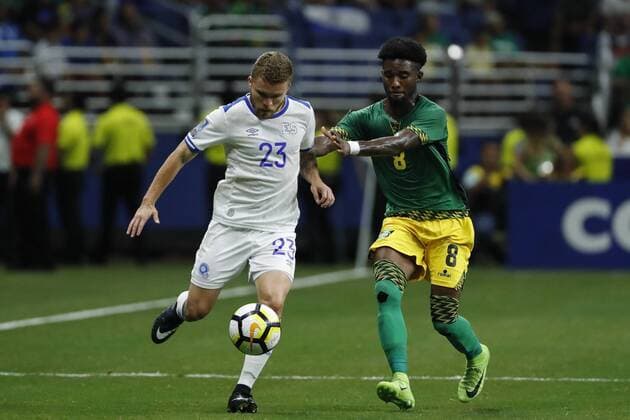 Fußball, Gold Cup, Jamaica - El Salvador Oniel Fisher (R) of Jamaica vies for the ball with Ruben Marroquin (L) of El Salvador during a Gold Cup match between Jamaica and El Salvador held at Alamodome Stadium in San Antonio, Texas, USA, 16 July 2017. EFE Jose Mendez JAMAICA VS. EL SALVADOR !ACHTUNG: NUR REDAKTIONELLE NUTZUNG!  Copyright: xJOSExMENDEZx JME01 20170717-636358497891695482