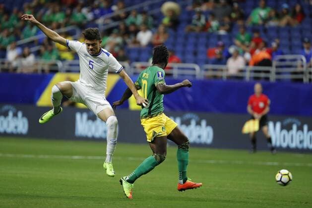 Fußball, Gold Cup, Jamaica - El Salvador Darren Mattoks (R) of Jamaica vies for the ball with Ivan Mancia (L) of El Salvador during a Gold Cup match between Jamaica and El Salvador held at Alamodome Stadium in San Antonio, Texas, USA, 16 July 2017. EFE Jose Mendez JAMAICA VS. EL SALVADOR !ACHTUNG: NUR REDAKTIONELLE NUTZUNG!  Copyright: xJOSExMENDEZx JME01 20170717-636358497220730880