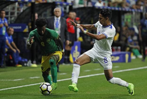 Fußball, Gold Cup, Jamaica - El Salvador Oniel Fisher (L) of Jamaica vies for the ball with Denis Pineda (R) of El Salvador during a Gold Cup match between Jamaica and El Salvador held at Alamodome Stadium in San Antonio, Texas, USA, 16 July 2017. EFE Jose Mendez JAMAICA VS. EL SALVADOR !ACHTUNG: NUR REDAKTIONELLE NUTZUNG!  Copyright: xJOSExMENDEZx JME01 20170717-636358497844894882