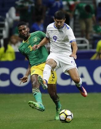 Fußball, Gold Cup, Jamaica - El Salvador Damion Lowe (L) of Jamaica vies for the ball with Nelson Bonilla (R) of El Salvador during a Gold Cup match between Jamaica and El Salvador held at Alamodome Stadium in San Antonio, Texas, USA, 16 July 2017. EFE Jose Mendez JAMAICA VS. EL SALVADOR !ACHTUNG: NUR REDAKTIONELLE NUTZUNG!  Copyright: xJOSExMENDEZx JME01 20170717-636358497859715072