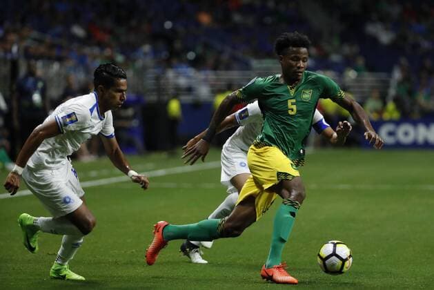 Fußball, Gold Cup, Jamaica - El Salvador Alvas Powell (R) of Jamaica vies for the ball with Denis Pineda (L) of El Salvador during a Gold Cup match between Jamaica and El Salvador held at Alamodome Stadium in San Antonio, Texas, USA, 16 July 2017. EFE Jose Mendez JAMAICA VS. EL SALVADOR !ACHTUNG: NUR REDAKTIONELLE NUTZUNG!  Copyright: xJOSExMENDEZx JME01 20170717-636358497865019140