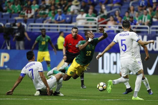 Fußball, Gold Cup, Jamaica - El Salvador Romario Williams (C) of Jamaica vies for the ball with Darwin Ceren (L) of El Salvador during a Gold Cup match between Jamaica and El Salvador held at Alamodome Stadium in San Antonio, Texas, USA, 16 July 2017. EFE Jose Mendez JAMAICA VS. EL SALVADOR !ACHTUNG: NUR REDAKTIONELLE NUTZUNG!  Copyright: xJOSExMENDEZx JME01 20170717-636358497907451684