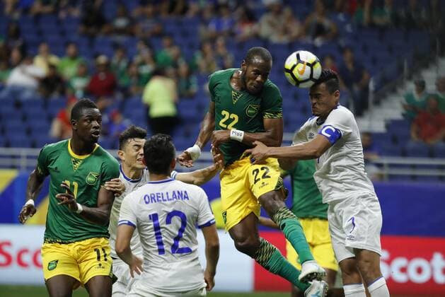 Fußball, Gold Cup, Jamaica - El Salvador Romario Williams (2-R) of Jamaica vies for the ball with Darwin Ceren (R) of El Salvador during a Gold Cup match between Jamaica and El Salvador held at Alamodome Stadium in San Antonio, Texas, USA, 16 July 2017. EFE Jose Mendez JAMAICA VS. EL SALVADOR !ACHTUNG: NUR REDAKTIONELLE NUTZUNG!  Copyright: xJOSExMENDEZx JME01 20170717-636358500496928882