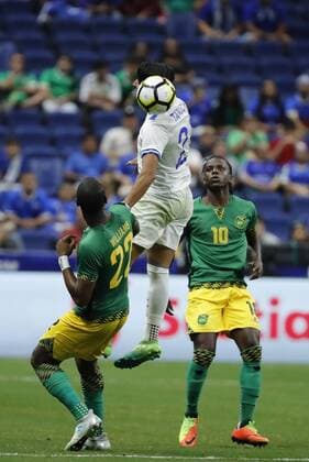Fußball, Gold Cup, Jamaica - El Salvador Darren Mattocks (R) of Jamaica vies for the ball with Bryan Tamacas (C) of El Salvador during a Gold Cup match between Jamaica and El Salvador held at Alamodome Stadium in San Antonio, Texas, USA, 16 July 2017. EFE Jose Mendez JAMAICA VS. EL SALVADOR !ACHTUNG: NUR REDAKTIONELLE NUTZUNG!  Copyright: xJOSExMENDEZx JME01 20170717-636358518588636824