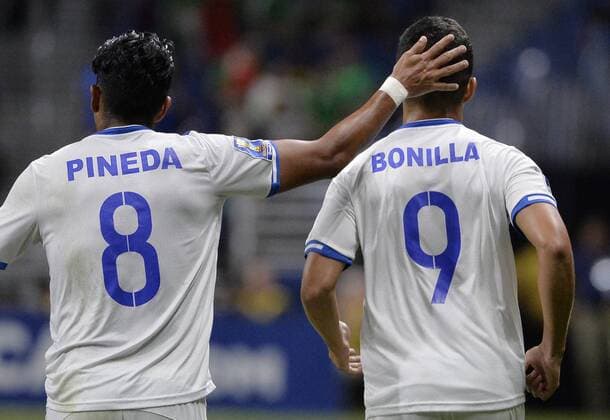 Fußball, Gold Cup, Jamaica - El Salvador El Salvador forward Nelson Bonilla (R) celebrates his goal with teammate Denis Pineda during a CONCACAF Gold Cup soccer match between Jamaica and El Salvador at Alamodome estadium in San Antonio 16 July 2017. JAMAICA - EL SALVADOR !ACHTUNG: NUR REDAKTIONELLE NUTZUNG!  Copyright: xDarrenxAbatex SAN01 20170717-636358524281305806