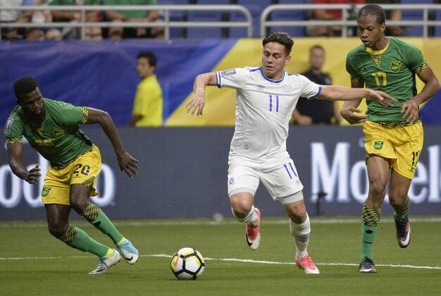 Fußball, Gold Cup, Jamaica - El Salvador El Salvador forward Rodolfo Zelaya (C) tangles with Jamaica s Kemar Lawrence (L) and Kevon Lambert during their CONCACAF Gold Cup soccer match between Jamaica and El Salvador at Alamodome estadium in San Antonio 16 July 2017. JAMAICA - EL SALVADOR !ACHTUNG: NUR REDAKTIONELLE NUTZUNG!  Copyright: xDarrenxAbatex SAN01 20170717-636358524290353922