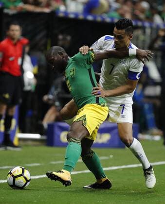 Fußball, Gold Cup, Jamaica - El Salvador Michael Binns (L) of Jamaica vies for the ball with Darwin Ceren (R) of El Salvador during a Gold Cup match between Jamaica and El Salvador held at Alamodome Stadium in San Antonio, Texas, USA, 16 July 2017. JAMAICA VS. EL SALVADOR !ACHTUNG: NUR REDAKTIONELLE NUTZUNG!  Copyright: xJOSExMENDEZx JME01 20170717-636358547013465982