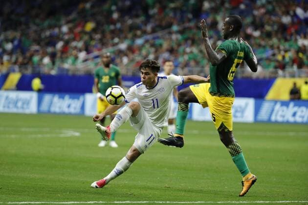 Fußball, Gold Cup, Jamaica - El Salvador Je-Vaughn Watson (R) of Jamaica vies for the ball with Rodolfo Zelaya (L) of El Salvador during a Gold Cup match between Jamaica and El Salvador held at Alamodome Stadium in San Antonio, Texas, USA, 16 July 2017. JAMAICA VS. EL SALVADOR !ACHTUNG: NUR REDAKTIONELLE NUTZUNG!  Copyright: xJOSExMENDEZx JME01 20170717-636358547042950360