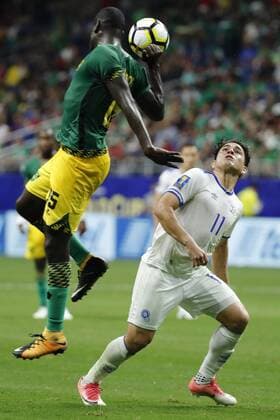 Bilder des Tages - SPORT Fußball, Gold Cup, Jamaica - El Salvador Je-Vaughn Watson (L) of Jamaica vies for the ball with Rodolfo Zelaya (R) of El Salvador during a Gold Cup match between Jamaica and El Salvador held at Alamodome Stadium in San Antonio, Texas, USA, 16 July 2017. JAMAICA VS. EL SALVADOR !ACHTUNG: NUR REDAKTIONELLE NUTZUNG!  Copyright: xJOSExMENDEZx JME01 20170717-636358547058082554