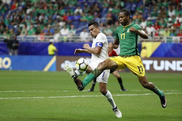 Fußball, Gold Cup, Jamaica - El Salvador Kevon Lambert (R) of Jamaica vies for the ball with Darwin Ceren (L) of El Salvador during a Gold Cup match between Jamaica and El Salvador held at Alamodome Stadium in San Antonio, Texas, USA, 16 July 2017. JAMAICA VS. EL SALVADOR !ACHTUNG: NUR REDAKTIONELLE NUTZUNG!  Copyright: xJOSExMENDEZx JME01 20170717-636358547680062528
