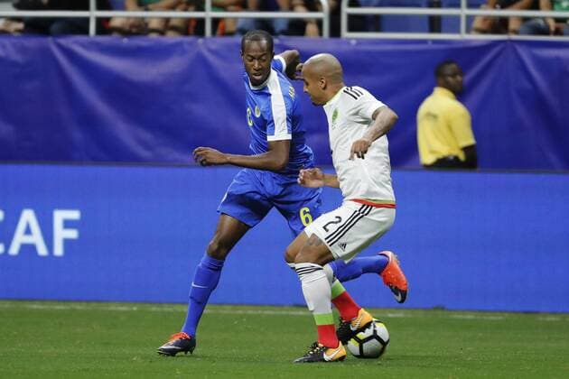 Mexico s Luis Rodriguez (R) vies for the ball with Quenten Martinus (L) of Curacao during a Gold Cup match between Mexico and Curacao held at Alamodome Stadium in San Antonio, Texas, USA, 16 July 2017. MEXICO VS. CURACAO !ACHTUNG: NUR REDAKTIONELLE NUTZUNG!  Copyright: xJOSExMENDEZx JME031 20170717-636358573594490760