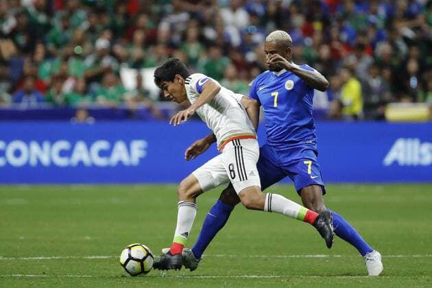 Mexico s Erick Gutierrez (L) vies for the ball with Leandro Bacuna (R) of Curacao during a Gold Cup match between Mexico and Curacao held at Alamodome Stadium in San Antonio, Texas, USA, 16 July 2017. MEXICO VS. CURACAO !ACHTUNG: NUR REDAKTIONELLE NUTZUNG!  Copyright: xJOSExMENDEZx JME031 20170717-636358575588040318