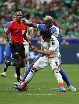Mexico s Jorge Hernandez (front) vies for the ball with Leandro Bacuna (back) of Curacao during a Gold Cup match between Mexico and Curacao held at Alamodome Stadium in San Antonio, Texas, USA, 16 July 2017. MEXICO VS. CURACAO !ACHTUNG: NUR REDAKTIONELLE NUTZUNG!  Copyright: xJOSExMENDEZx JME031 20170717-636358575604264526