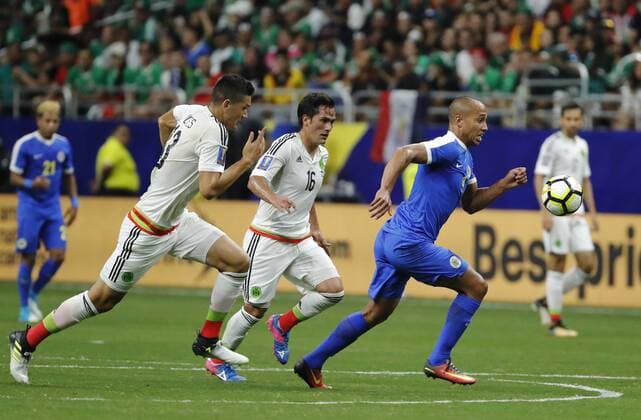 Mexico s Cesar Montes (L) and Jorge Hernandez (C) vie for the ball with Gino van Kessel (R) of Curacao during a Gold Cup match between Mexico and Curacao held at Alamodome Stadium in San Antonio, Texas, USA, 16 July 2017. MEXICO VS. CURACAO !ACHTUNG: NUR REDAKTIONELLE NUTZUNG!  Copyright: xJOSExMENDEZx JME031 20170717-636358576241376694