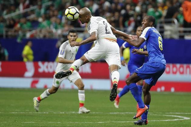 Mexico s Luis Rodriguez (L) vies for the ball with Quenten Martinus (R) of Curacao during a Gold Cup match between Mexico and Curacao held at Alamodome Stadium in San Antonio, Texas, USA, 16 July 2017. MEXICO VS. CURACAO !ACHTUNG: NUR REDAKTIONELLE NUTZUNG!  Copyright: xJOSExMENDEZx JME031 20170717-636358593608767350