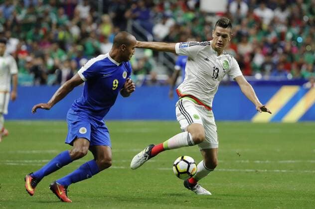 Mexico s Cesar Montes (R) vies for the ball with Gino van Kessel (L) of Curacao during a Gold Cup match between Mexico and Curacao held at Alamodome Stadium in San Antonio, Texas, USA, 16 July 2017. MEXICO VS. CURACAO !ACHTUNG: NUR REDAKTIONELLE NUTZUNG!  Copyright: xJOSExMENDEZx JME031 20170717-636358594240575450