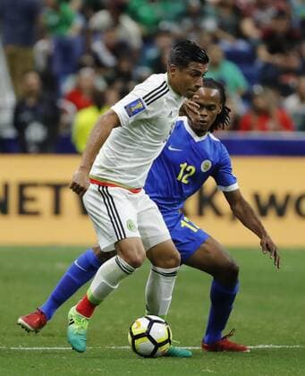 Mexico s Angel Sepulveda (L) vies for the ball with Shanon Carmelia (R) of Curacao during a Gold Cup match between Mexico and Curacao held at Alamodome Stadium in San Antonio, Texas, USA, 16 July 2017. MEXICO VS. CURACAO !ACHTUNG: NUR REDAKTIONELLE NUTZUNG!  Copyright: xJOSExMENDEZx JME031 20170717-636358594251339588