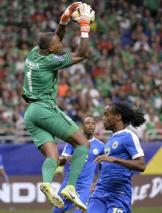 Curacao goalkeeper Eloy Room (L) grabs the ball during the first half of a CONCACAF Gold Cup soccer match between Jamaica and El Salvador at Alamodome estadium in San Antonio 16 July 2017. JAMAICA - EL SALVADOR !ACHTUNG: NUR REDAKTIONELLE NUTZUNG!  Copyright: xDarrenxAbatex SAN01 20170717-636358601856035749