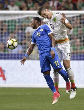 Fußball, Gold Cup, Jamaica - El Salvador Mexico defender Cesar Montes (R) collides with Curacao forward Gevaro Nepomuceno (L) during the first half of a CONCACAF Gold Cup soccer match between Jamaica and El Salvador at Alamodome estadium in San Antonio 16 July 2017. JAMAICA - EL SALVADOR !ACHTUNG: NUR REDAKTIONELLE NUTZUNG!  Copyright: xDarrenxAbatex SAN01 20170717-636358603105203669