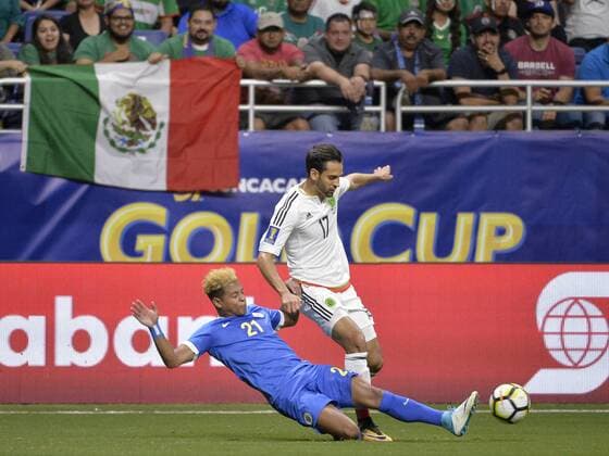 Curacao defender Ayrton Statie (L) kicks the ball away from Mexico defender Raul Lopez (R) during the first half of a CONCACAF Gold Cup soccer match between Jamaica and El Salvador at Alamodome estadium in San Antonio 16 July 2017. JAMAICA - EL SALVADOR !ACHTUNG: NUR REDAKTIONELLE NUTZUNG!  Copyright: xDarrenxAbatex SAN01 20170717-636358603119086779