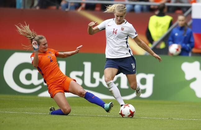 (170717) -- UTRECHT, July 17, 2017 -- Desiree van Lunteren (L) of Netherlands vies with Ada Hegerberg of Norway during the UEFA Women s EURO 2017 soccer tournament opening match between the Netherlands and Norway at the Stadion Galgenwaard in Utrecht, the Netherlands, July 16, 2017. The Netherlands won the game 1-0. ) (SP)NETHERLANDS-UEFA-WOMEN S EURO-2017-GROUP-NETHERLANDS VS NORWAY YexPingfan 