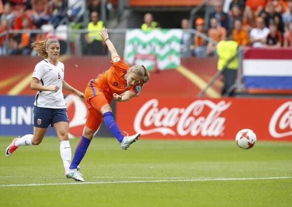 (170717) -- UTRECHT, July 17, 2017 -- Vivianne Miedema (R) of Netherlands makes a shot during the UEFA Women s EURO 2017 soccer tournament opening match between the Netherlands and Norway at the Stadion Galgenwaard in Utrecht, the Netherlands, July 16, 2017. The Netherlands won the game 1-0. ) (SP)NETHERLANDS-UEFA-WOMEN S EURO-2017-GROUP-NETHERLANDS VS NORWAY YexPingfan 