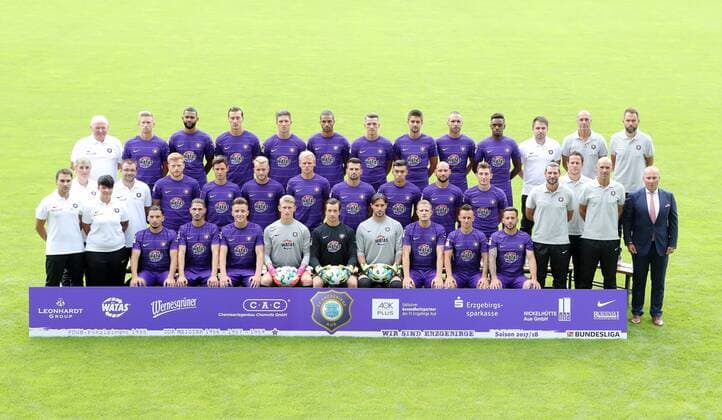 Erz.Aue - Teamfoto Fussball 2.Bundesliga Aue, 17.07.2017, Erzgebirgsstadion, Fussball, 2.Bundesliga, FC Erzgebirge Aue , GER, Porträttermin 2017 2018, Mannschaftsfoto, Im Bild: hinten v.l.; Teambetreuer Bernd Zimmermann, Sebastian Hertner, Cebio Soukou, Dominik Wydra, Dennis Kempe, Malcolm Cacutalua, Nicolai Rapp, Dimitrij Nazarov, Christian Tiffert, Moise Ngwisani, Zeugwart Tommy Käßemodel Kaessemodel, Fitnesstrainer Werner Schoupa, Torwarttrainer Max Urwantschky. , mitte v.l.; Physiotherapeut Ralf Schröder Schroeder, Physiotherapeutin Nadine Dörfel Doerfel, Physiotherapeutin Marie Koch, Teamarzt Christian Frenzel, Fabian Kalig, Clemens Fandrich, Pascal Köpke Koepke, Sören Bertram, Albert Bunjaku, John Patrick Strauß Strauss, Philipp Riese, Mario Kvesic, Co-Trainer Robin Lenk, Co-Trainer Wolfgang Luisser, Trainer Thomas Letsch, Präsident Helge Leonhardt. , vorn v.l.; Arianit Ferati, Fabio Kaufmann, Mirnes Pepic, Torhüter Robert Jendrusch, Torhüter Martin Männel Maennel, Torhüter Daniel Haas, Nicky Adler, Simon Handle, Calogero Rizzuto. ,