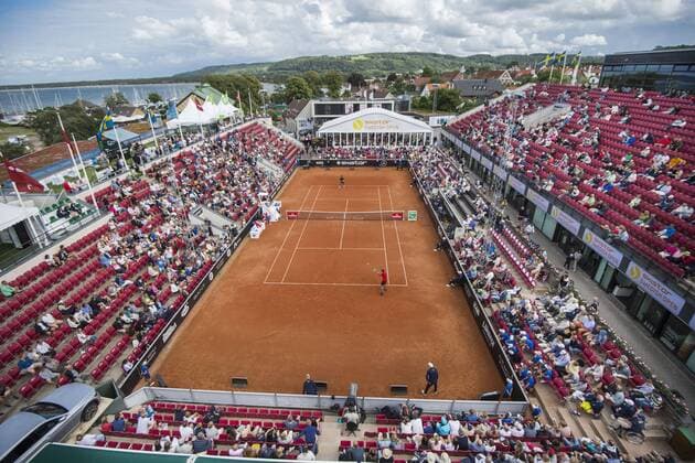170717 Vy över Centercourt under match mellan Mikael Ymer, Sverige, och Henri Laaksonen, Schweiz, under dag 2 av Swedish Open den 17 juli 2017 i Bastad.  Copyright: MATHILDAxAHLBERG BB170717MA066