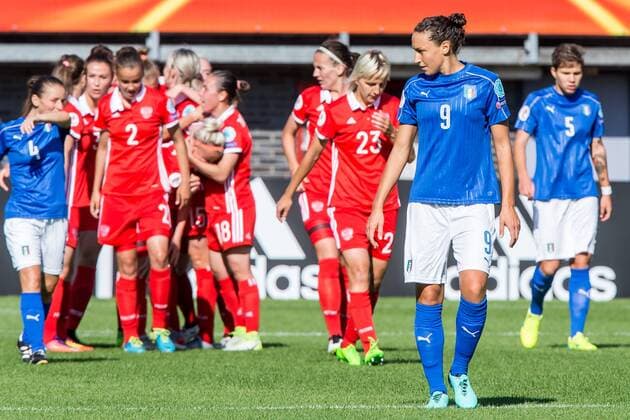 ROTTERDAM, 17-07-2017 , EK Vrouwenvoetbal 2017 , Women s Euro 2017 , Groepswedstrijd Italie - Rusland , Sparta Stadion het Kasteel , Speelster van Italie Ilaria Mauro (r) is teleurgesteld terwijl speelsters van Rusland de 1-0 vieren Italie - Rusland  Copyright: xKayxIntxVeenx 1649032